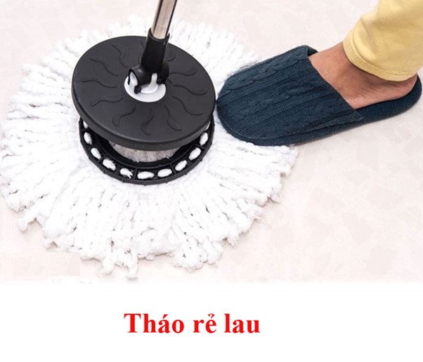 Dẫm chân lên bông lau nhà và kéo ra khỏi cây lau nhà