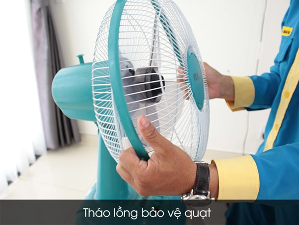 Tháo lồng quạt trước