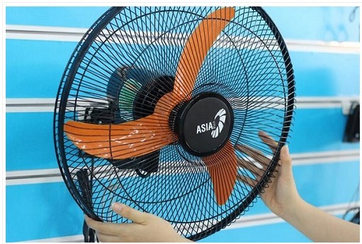 Install the front cage on the fan