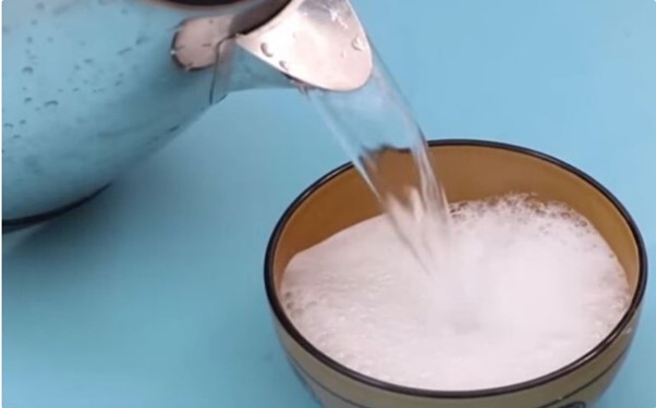 Cho nước rửa chén vào hỗn hợp bột baking soda và giấm