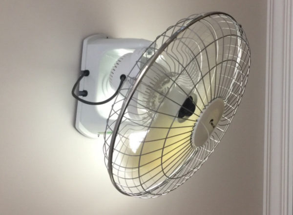 Start the fan working again after spraying cleaning solution on the fan for 10 minutes