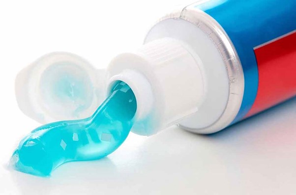 Kem đánh răng cũng có tác dụng làm sạch quạt bị bẩn
