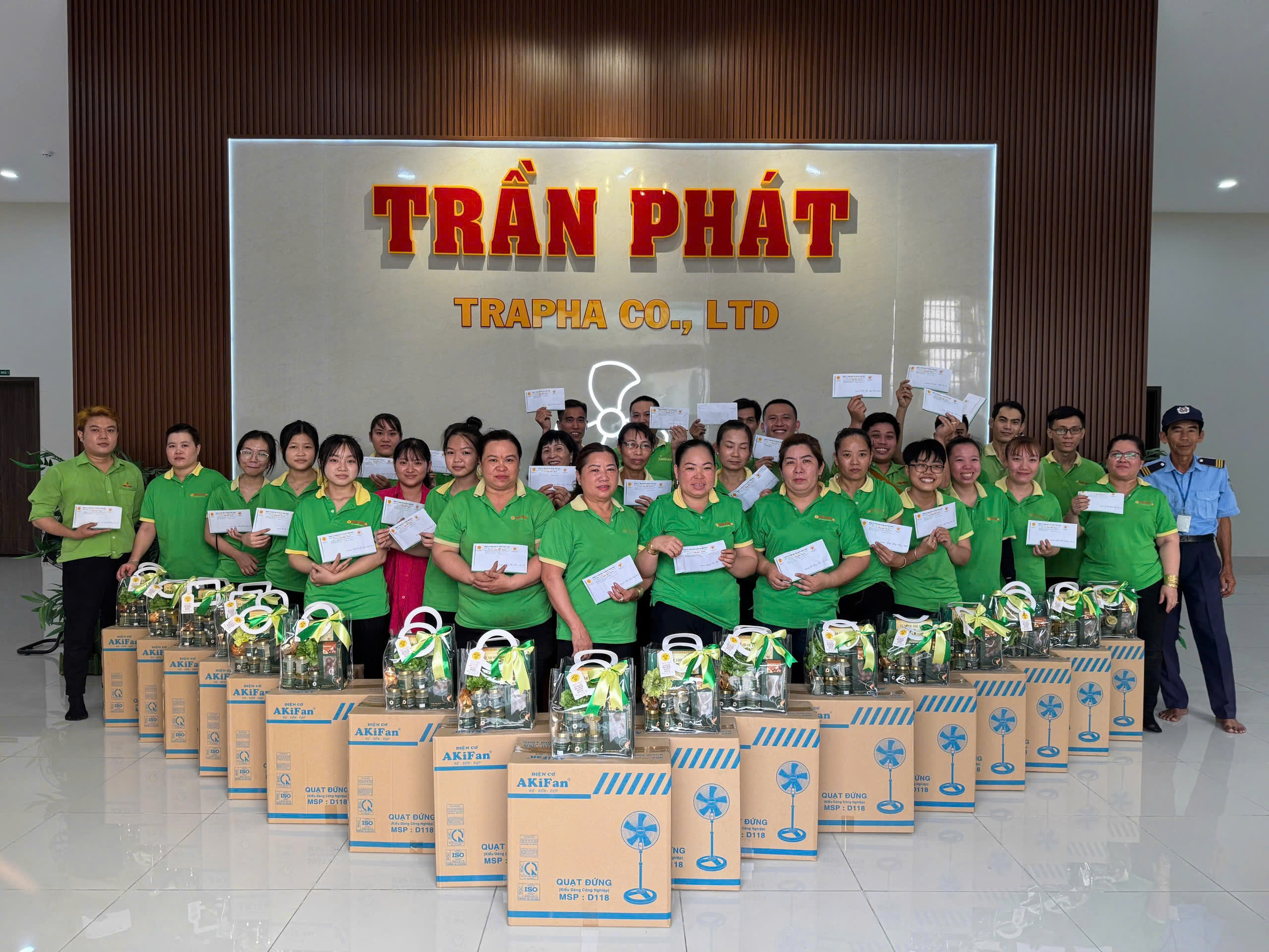 CÔNG TY TRẦN PHÁT TRAO QUÀ TẾT