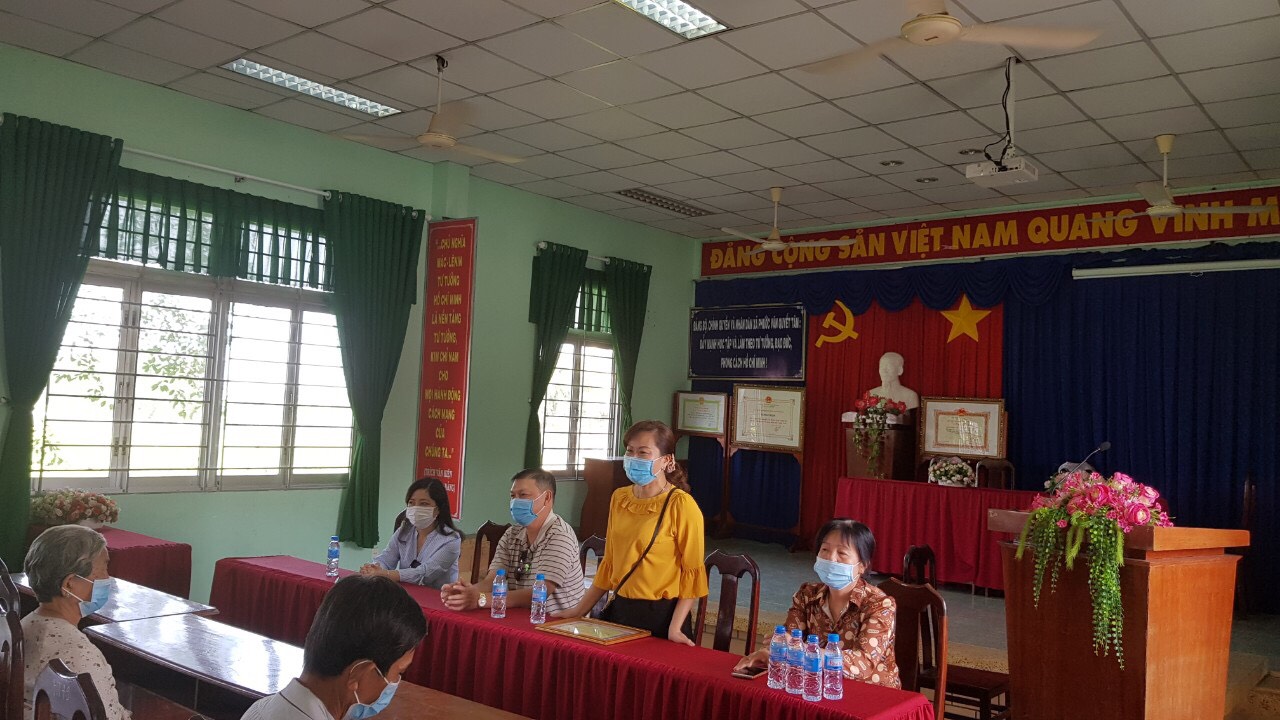 The gift giving ceremony was held at the cultural house of Phuoc Van commune, Can Duoc district